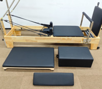 Machine de Pilates Reformer avec structure en bois et tour d'entraînement