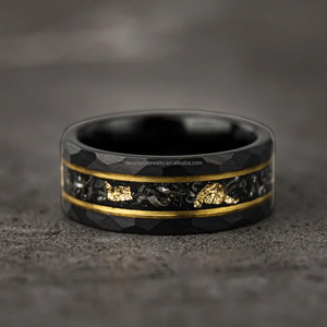 Bague pour homme en acier tungstène de 8mm, finition martelée noire avec feuille d'or et limaille de fer, alliance de style vintage. - Product Image 3