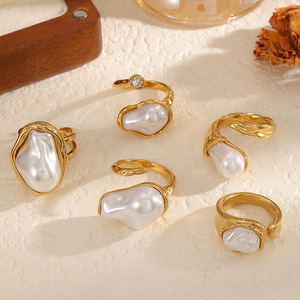 Anillo de Perlas con Abertura Geométrica Irregular, Estilo Moderno y Lujoso, Acero Inoxidable con Baño de Oro de 18K, Joyería para Mujer - Product Image 1