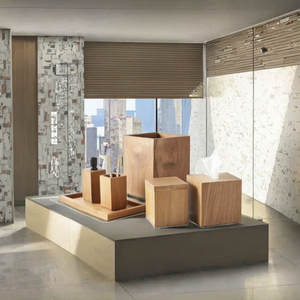 Ensemble de salle de bain en bambou écologique cinq pièces : contenants pour shampoing et gel douche, porte-brosse à dents en bois, porte-savon en bois - Product Image 3