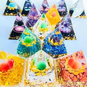 Prix de gros Cristal fait à la main Artisanat Énergie Résine <span class=keywords><strong>Pyramide</strong></span> Cristal <span class=keywords><strong>Pierre</strong></span> Gouttes Colle Résine <span class=keywords><strong>Pyramide</strong></span> pour la Décoration de la Maison - Product Image 3