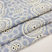 Tissu en coton brodé de fleurs bleues tissé pour vêtements