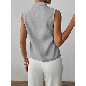 เสื้อผู้หญิงคอวีแขนกุดลายทางผ้าป๊อปลินสำหรับใส่ทำงาน ใส่ลำลองได้ ใส่สบายในฤดูร้อน - Product Image 4