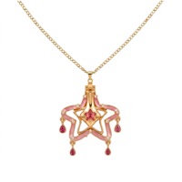 Collier Pendentif Étoile Fille Magique en Or Émaillé avec Breloques en Cristal Rubis, Breloque Étoile Suspendue, Chaîne Délicate, Bijou Cadeau pour Femme