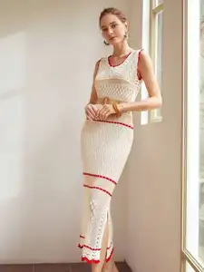 Женское трикотажное платье с вырезами