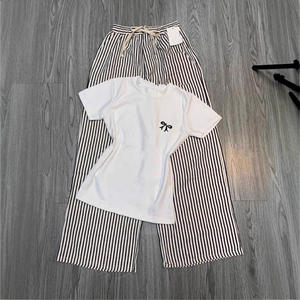 Set atasan dan celana wanita dengan desain pita yang modis, setelan kasual klasik <span class=keywords><strong>2</strong></span> potong, setelan kaos dan celana wanita yang simpel. - Product Image 3