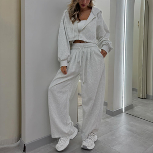Ensemble de survêtement 2 pièces pour femme, personnalisable avec logo, comprenant un pantalon de survêtement long confortable et un sweat à capuche court zippé intégral - Product Image 1