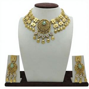 Conjunto de collar choker tradicional chapado en oro con diseño Kundan Polki de piedra verde y pendientes a juego para novias - Product Image 3