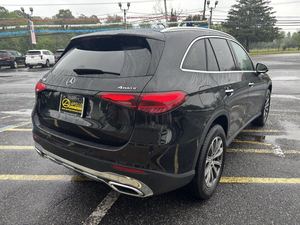 <span class=keywords><strong>Mercedes</strong></span>-Benz <span class=keywords><strong>GLC</strong></span> 300 4MATIC AWD 2024 d'occasion, couleur foncée, sièges en cuir, démarrage à distance, Bluetooth, régulateur de vitesse adaptatif, écran tactile, boîte automatique, toit ouvrant R17 - Product Image 4