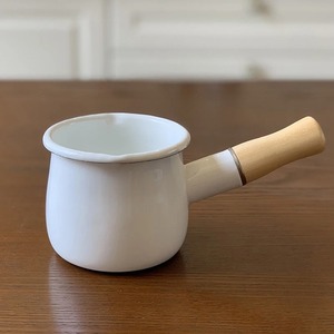 Vente <span class=keywords><strong>en</strong></span> gros Mini pot à lait à café <span class=keywords><strong>en</strong></span> émail 550ml avec manche <span class=keywords><strong>en</strong></span> bois-Casserole pour flocons d'avoine, petit déjeuner sur gaz et induction - Product Image 1