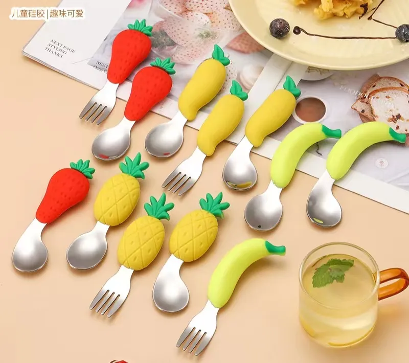 Cartoon silicone short handle spork baby practice anti-falling tableware baby learn to eat and train children's tableware.