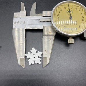 Phim Hoạt Hình Gỗ Quần Áo Nút Nhà Sản Xuất Tùy Chỉnh Giáng Sinh Trang Trí Bằng Gỗ Trắng Bông Tuyết Nút Cho Hàng Thủ Công DIY Trẻ Em Hàng May Mặc - Product Image 4