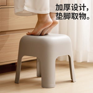 Taburete pequeño engrosado de plástico para niños, silla para el hogar, taburete para baño y cambio de pañales, uso para adultos - Product Image 1