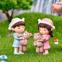 Figurine miniature, nouveau couple tenant un ours, poupées artisanales en plastique, accessoires de bricolage, mini ornement de jardin féerique, décoration mignonne pour la maison
