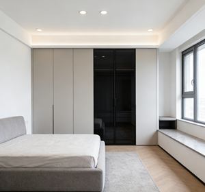 Armoire sur mesure BALOM, luxe moderne, du sol au plafond, avec porte en verre noir et banc de rangement intégré - Product Image 5