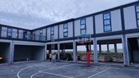 Maison préfabriquée modulaire en conteneur plat, panneaux sandwich en acier pour villa avec salle de bain