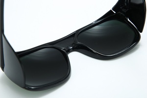 Nouvelles lunettes de soleil de sport carrées de luxe Lentilles polarisées Lunettes de sécurité à la mode - Product Image 3