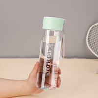 Bouteille d'eau en plastique réutilisable portable publicitaire de 600ml/800ml en gros Bouteilles d'eau en plastique givrées transparentes pour le sport et la salle de sport Tasse en plastique