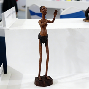 Figura Tribal Africana Tallada en Madera Natural, Artesanía Hecha a Mano para Colección - Product Image 6