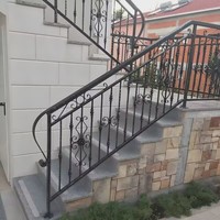 Maßgefertigte Moderne Handgeschmiedete Schmiedeeisen Rostfreie Bodenmontierte Villa-Balkon-Treppengeländer mit Glas für Apartments