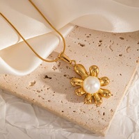 Collier pendentif tendance en acier inoxydable plaqué or 18 carats avec imitation perles, idéal pour les fêtes, pour femme, fabriqué en Chine, vente en gros directe usine