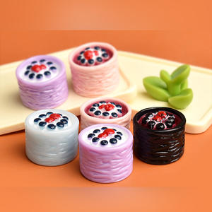 Cabujón de resina con forma de pastel de arándanos de base plana para la fabricación de joyas DIY, decoración de dijes de comida en miniatura para cocina - Product Image 1