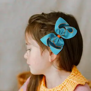 Neue Designs Großhandel 6 Zoll Gros grain Band Haars chleife Haarnadel Krokodil Clip mit Monds tich Trim Edge für Kinder Haarschmuck