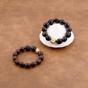 Bracelet élégant pour homme, accessoires de méditation, <span class=keywords><strong>duo</strong></span> d'unité, accents dorés sophistiqués, perles noires irrégulières - Product Image 1