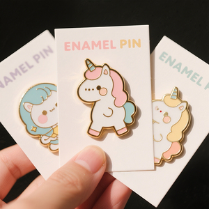 Nhà Sản Xuất Tùy Chỉnh Chân Mũ Thiết Kế Kim Loại <span class=keywords><strong>Epoxy</strong></span> Tráng Biểu Tượng Phù Hiệu Mềm Cứng Men Ve Áo Pins Tùy Chỉnh Men Pins - Product Image 3