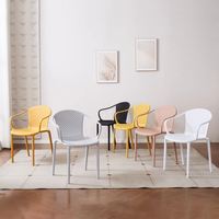 Chaise de salle à manger moderne en plastique monobloc de style nordique, portable, couleur personnalisée, chaise de salle à manger en plastique PP sans accoudoirs