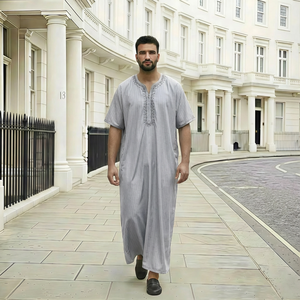 Remise en gros à manches courtes couleur unie vêtements islamiques hommes toutes tailles Thobe marocain <span class=keywords><strong>pour</strong></span> l'Aïd Al-Fitr prière quotidienne - Product Image 1