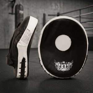 ถุงมือฝึกซ้อมมวย IRON PUNCH รุ่น Pro Model IP-910 แบบปรับแต่งได้ น้ำหนักเบา ผลิตจากหนังแท้/หนังสังเคราะห์ พร้อมสายรัดแบบ Hook and Loop - Product Image 3