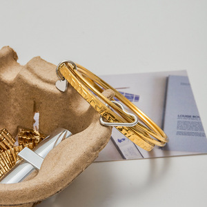 Pulsera de Moda con Dijes, Acero Inoxidable con Baño de Oro de 18K, Cierre en Forma de Corazón, Joyería Unisex para Regalo - Product Image 4