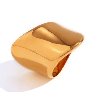 Un anillo geométrico liso exagerado irregular de acero inoxidable de 18 quilates con un sentido de Diseño Europeo Americano simple y elegante - Product Image 4