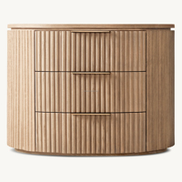 Table de chevet moderne Japandi en chêne séché au four, avec façade cannelée et bord incurvé, pour chambre principale et villa