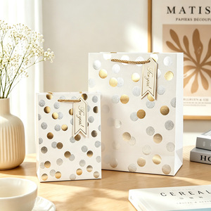 Bolsa de regalo personalizable con logotipo para boutique de lujo, con puntos dorados brillantes en relieve, múltiples opciones, en stock y popular. - Product Image 1
