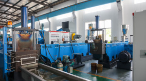 Accomplissez l'usine automatique de machine de recyclage de pelletisation en plastique de chargeur de force de broyeur pour le <span class=keywords><strong>film</strong></span> de pe de pp - Product Image 3