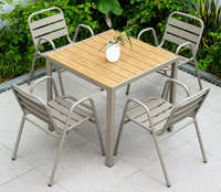 Ensemble de mobilier de salle à manger d'extérieur moderne en acier au carbone et alliage d'aluminium, avec coussins durables et imperméables, table et chaises pour parc et cour.