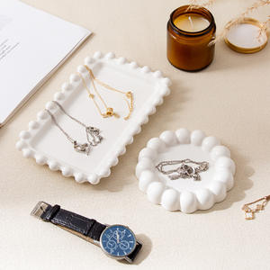 Plateau à bijoux en céramique élégant, rectangulaire, blanc, pour rangement, plat décoratif pour collier, montre, présentation, emballage cadeau, personnalisable - Product Image 3