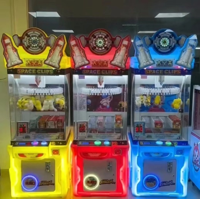 China Prize Redemption Pop IT Space Clip Arcade Center Clip Prize Gift Claw Machine Game Vending Prize Game Clip Machine
