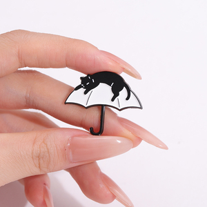 Broche de esmalte de gato Paraguas Blanco y Negro lindo gato mascota mochila insignia regalo - Product Image 4