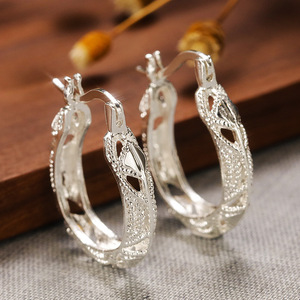 Orecchini Traforati in Filigrana per Donne, Accessori di Moda Minimalisti ed Eleganti per Uso Quotidiano - Product Image 1