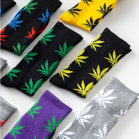 Vente en gros de chaussettes personnalisées cool pour femmes et hommes, chaussettes amusantes à motif feuille d'érable, chaussettes en coton, blanches et noires, pour hommes