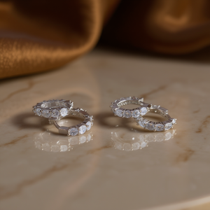 Orecchini a Cerchio E4353 in Oro Bianco con Cristalli Rotondi da 13mm, Classici da Donna per Uso Quotidiano - Product Image 2