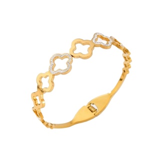 Bracciale in Acciaio Inossidabile con Fiore Traforato Quadrato, Placcato Oro, Gioiello Alla Moda per Donna, Idea Regalo - Product Image 1