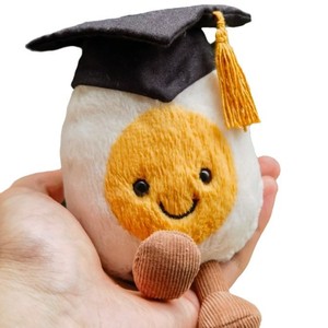 Peluche <span class=keywords><strong>de</strong></span> huevo cocido <span class=keywords><strong>de</strong></span> graduación <span class=keywords><strong>de</strong></span> 15 cm, versión alta del Reino Unido, con base pesada, sombrero <span class=keywords><strong>de</strong></span> doctor detallado, tacto suave y blandito, juguete <span class=keywords><strong>de</strong></span> recuerdo <span class=keywords><strong>de</strong></span> la vida escolar - Product Image 5