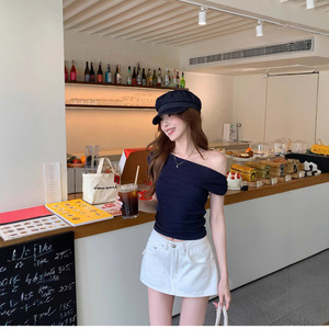 Nouveau T-shirt d'été sexy pour femme, coupe courte, à épaules dénudées, manches courtes, style asymétrique irrégulier, hauts pour étudiantes - Product Image 3