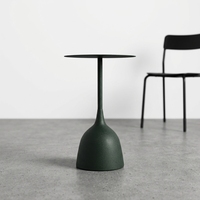 Table d'appoint minimaliste en métal avec base ronde en forme de cloche, table d'appoint compacte pour canapé, idéale pour appartement, salon, usage intérieur