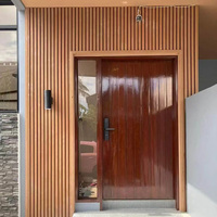 Revêtement extérieur d'hôtel ignifuge B1 en WPC imperméable, texture bois carbonisé 3D, panneaux muraux extérieurs décoratifs