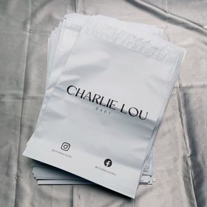 Enveloppes en polyéthylène blanches mates personnalisées avec impression couleur - Sacs d'expédition de marque pour les marques de beauté et de mode - Product Image 6